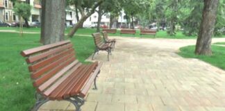 Park kod Gradske kuće: Postavljene nove klupe i kante park kod gradske kuće