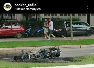 Izgoreo motor, koji se zapalio u pokretu, na Bulevaru Nemanjića izgoreo motor