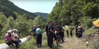 Cevi iz reke kod Rakite ukloniće građani: „Neka nas hapse, ali mi u subotu vadimo cevi“ Rakite