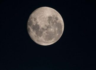 Mesec počeo da rđa, a krivac za to je naša planeta mesec