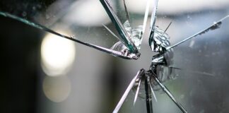 Polomio izloge kafića i pekare, pa ušao unutra i ukrao novac polomio izloge