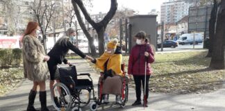 Svetski dan osoba sa invaliditetom: Inicijativa “Jednak pristup” poklonila invalidska kolica Niškom udruženju studenata sa hendikepom svetski dan osoba sa invaliditetom