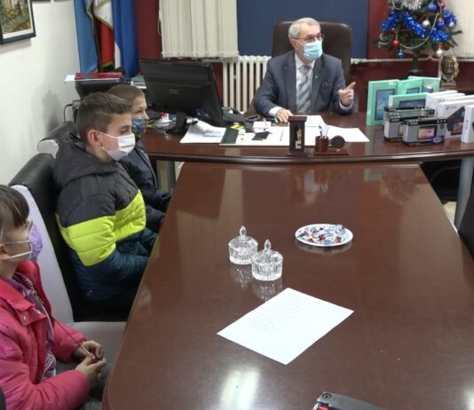 Opština Crveni krst obezbedila tablete za učenike, kako bi pratili nastavu opština crveni krst
