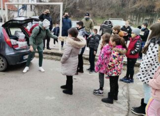 KK „Ratnici“: Paketići za najmlađe uz poruku „Cilj nam je da učinimo decu srećnom“ KK Ratnici