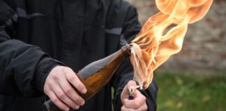 Molotovljev koktel bačen je u dvorište S.D. (50) koji je u nedelju izbo troje komšija u selu Popovac shutterstock