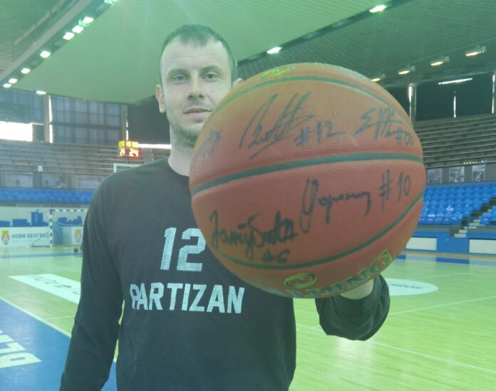 LFN Lopta sa potpisima igrača KK Partizan na licitaciji