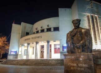 Majski repertoar Narodnog pozorišta: Zakazana premijera predstave „Heroj nacije“ majski repertoar