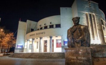 Majski repertoar Narodnog pozorišta: Zakazana premijera predstave „Heroj nacije“ majski repertoar