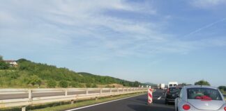 Izgoreo automobil na autoputu između Aleksinca i Niša izgoreo automobil