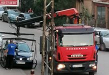 Stanari „Crvenog solitera“ blokirali saobraćaj nakon što im pauk odneo vozila bez ikakve najave crvena zgrada