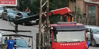 Stanari „Crvenog solitera“ blokirali saobraćaj nakon što im pauk odneo vozila bez ikakve najave crvena zgrada