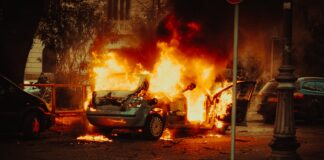 Izgoreo automobil u Zetskoj ulici u Nišu zetskoj