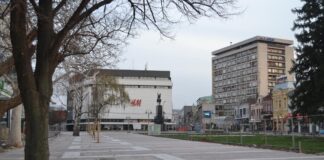 Niška opozicija: Izbor pevača na dočeku Nove godine odlično se slaže sa bilbordom na hotelu „Ambasador“ centar grada Foto: Naissus.info