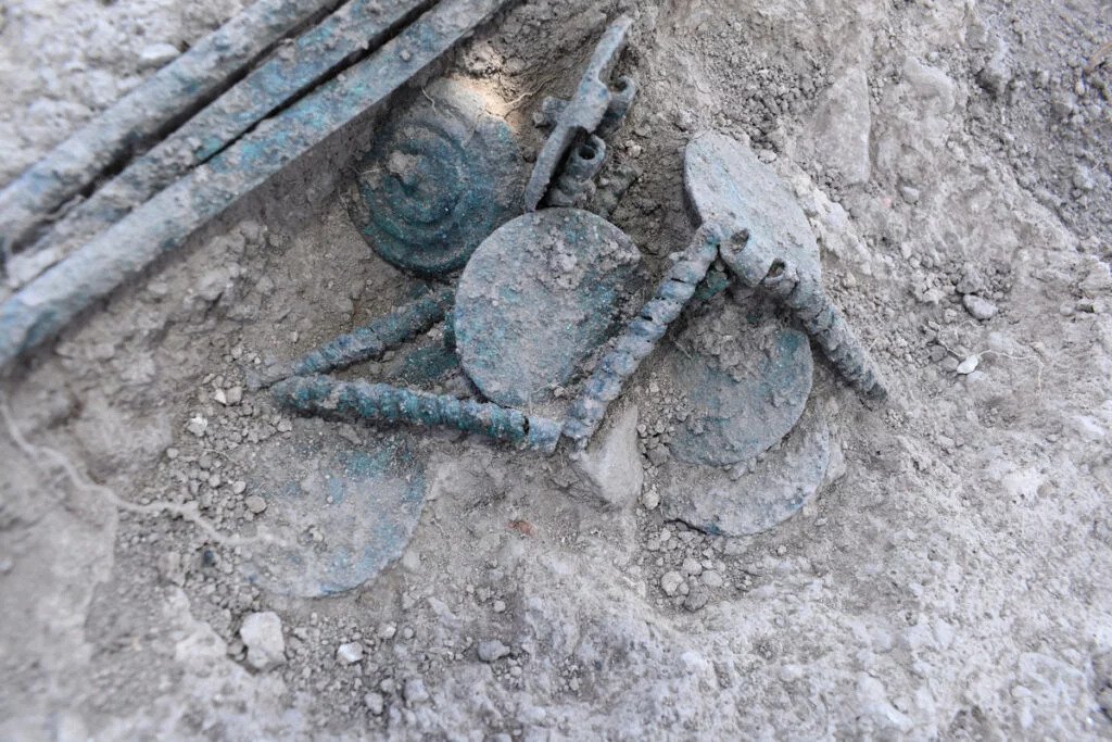 Ostava bronzanih nalaza u trenutku pronalaska (foto: Arheološki institut u Beogradu)