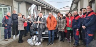 Siniša dobio na poklon automobil od svojih radnika