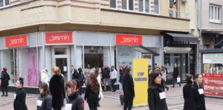 „Žensko groblje“: ulična akcija sa performansom povodom 17 femicida od početka godine Foto: Centar za devojke