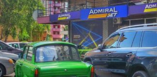 „Uh, ala je prašio naš Trabant karavan“…Karavan nije, ali je ovaj vremešni „Nišlija“ i dalje atrakcija na ulicama