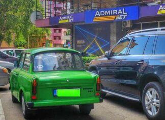 „Uh, ala je prašio naš Trabant karavan“…Karavan nije, ali je ovaj vremešni „Nišlija“ i dalje atrakcija na ulicama