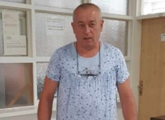 Mostarca nisu pustili da udje u penziono u kratkim pantalonama, pa se vratio u haljini