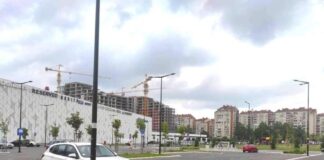 Prazan parking ispred TC „Delta Planet“ nakon odluke o naplati četvrtog sata parkinga