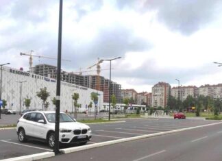 Prazan parking ispred TC „Delta Planet“ nakon odluke o naplati četvrtog sata parkinga