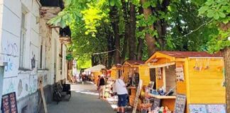Zaživela Ulica Suvenira na Keju u Nišu. Od šalova i magneta, do privezaka i narodne nošnje