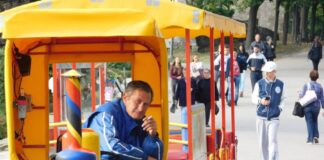 Dok je vozić još vozio Tvrdjavom. Majstor Zoki čeka decu…