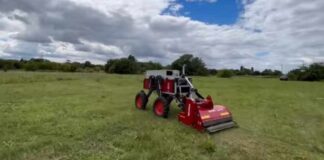 Robota koji kosi travu proizvela kompanija „Koming“ iz Niša. „Agar“ ore, sadi i bere voće.