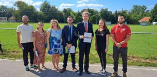 Ambasador Velike Britanije pretplatio se na „Super Trnavac“ -časopis žitelja ovog sela. Poseta kakva se ne dešava često.