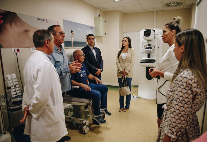 Pacijentkinje sa karcinomom dojke sa juga Srbije od sada neće morati u Beograd na stereotaksičnu vakumasistiranu biopsiju jer je Univerzitetski klinički centar Niš dobio najsavremeniju stolicu za izvođenje ove dijagnostičke metode.