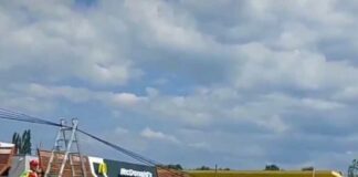Kamion oborio banderu, bandera pala preko automobila i teretnog vozila