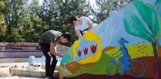Snaga vetra i vode, vetrenjače, biciklisti… Mural na Amfiteatru u Čairu nosi duboku poruku