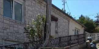 Opasno po život! Pokidani sanduk sa strujomerima duže od mesec dana visi sa bandere u ulici Zmaja od Noćaja