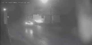 Vozač gubi kontrolu i svom silinom udara u zid kuće pokraj puta. Snimak saobraćajke kod Niša.