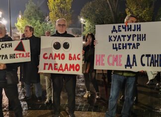 Ispred Gradske kuće u Nišu održan protest pod nazivom „Sačuvajmo dečiji kulturni centar Niš“ deciji kulturni centar