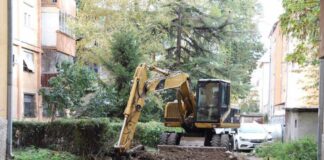 Počelo uređenje međublokovskog zelenila u Rentgenovoj ulici.