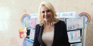 Mama, tata i bliznakinje na moru. Kako su Helena i Sofija iz Niša osvojile drugu nagradu na državnom likovnom konkursu