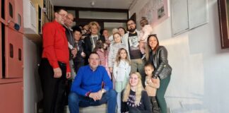 Upravnik zgrade u ulici Milojka Lešjanina 65 u Nišu i ove godine delio uskršnja jaja i čokolade najmlađim komšijama