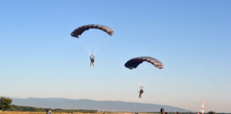 Na vojnom aerodromu u Nišu u toku viša padobranska obuka za pripadnike 63. padobranske brigade (FOTO) padobranci