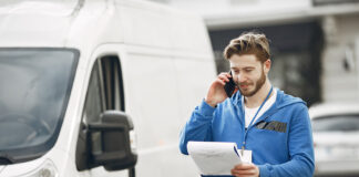 Najbolji načini za transport velikih muzičkih instrumenata ili umetničkih dela Muškarac pored kombija za transport