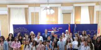 Ljubivoje Ršumović uručio medalje i nagrade najtalentovanijim osnovcima u Gradskoj kući u Nišu