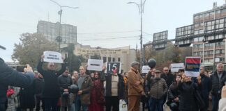 Blokadom raskrsnice kod Suda građani Niša odali počast žrtvama u Novom Sadu