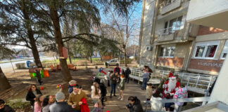 Novogodišnje druženje stanara na Panteleju i deljenje paketića deci iz zgrade