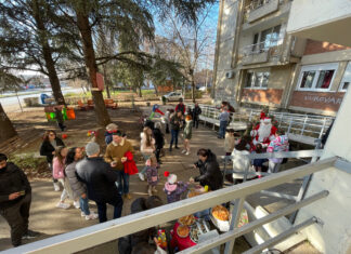 Novogodišnje druženje stanara na Panteleju i deljenje paketića deci iz zgrade