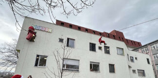 Pripadnici Gorske službe spasavanja kao Deda Mrazovi preko prozora podelili paketiće deci u UKC Niš