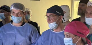 Jedan od vodećih grudnih hirurga u Evropi izveo dve složene operacije sa kolegama na Klinici za grudnu hirurgiju u Nišu
