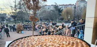 Tradicionalno Lomljenje Česnice u parku Sveti Sava (Foto) Lomljenje česnice