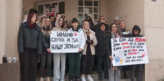 Maturanti muzičke škole u Nišu blokirali ulaz u školu