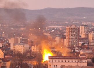 Požar u Nišu gori zgrada nekadašnje „Prosvete“