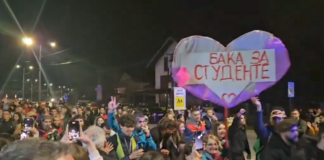 Studenti i srednjoškolci iz Niša koji pešače na protest u Beograd, sinoć stigli u Svilajnac